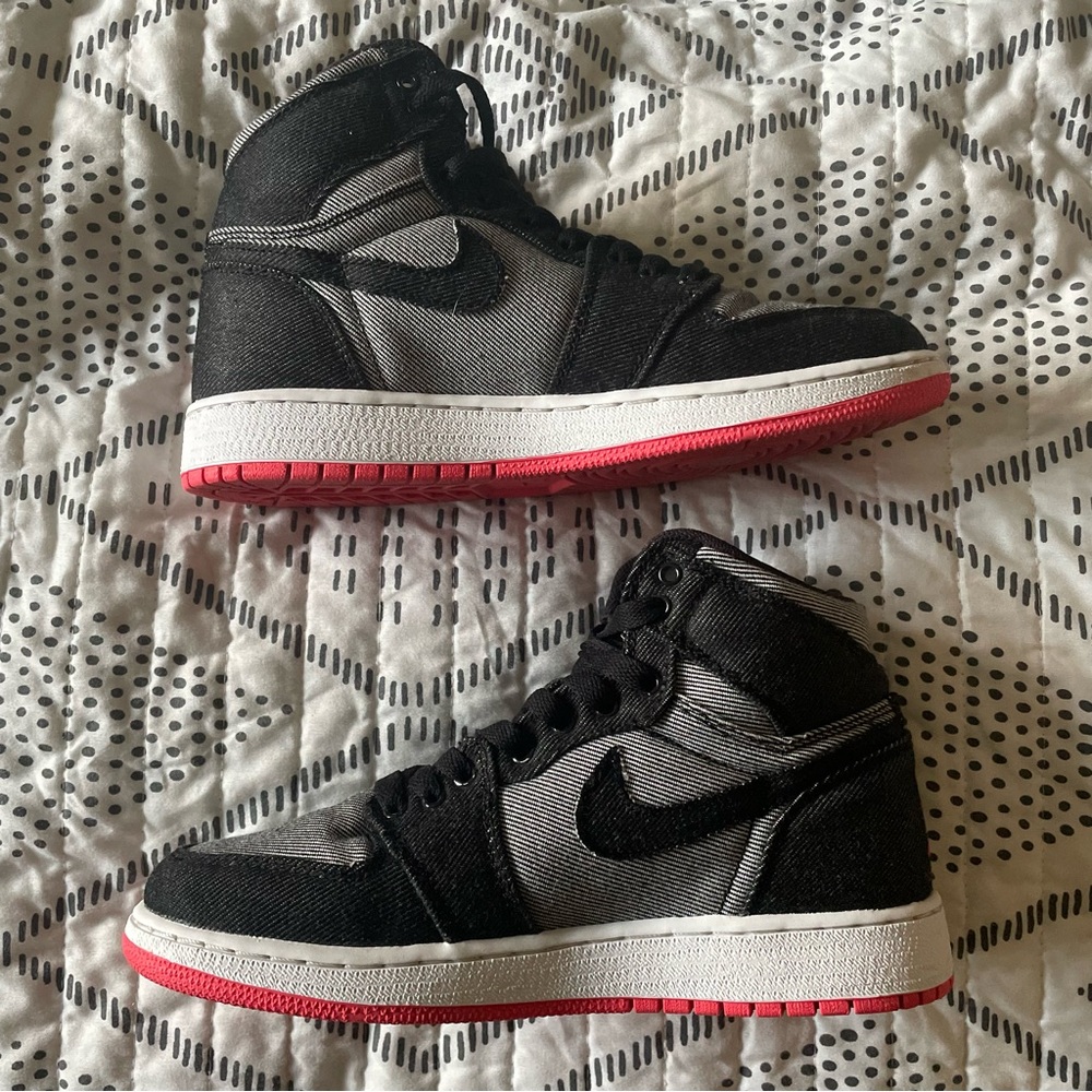 Nike Air Jordan 1 Retro High Canvas GS ‘Black/Alarming Red’
SZ 5.5W/4Y